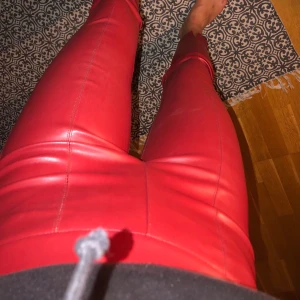 Röda skinnbyxor, strl XS - Röda skinnbyxor i strl XS, sitter riktigt snyggt och har ett skönt material. Använda få gånger då dom inte kommit till användning. 
