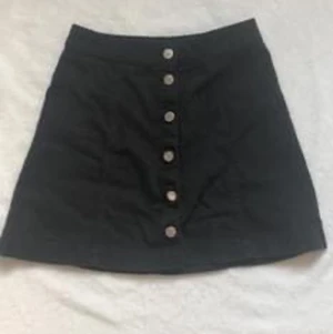 Svart Jeanskjol - En jeanskjol från H&M. Bra kvalitet då lite använd. Passar inte mig längre❤️