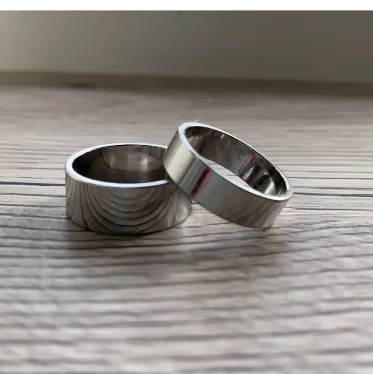 2 släta silverringar, ena bredare än den andra men de har samma storlek. 😊 Jag köpte dem här på Plick men de var för små. Så jag säljer dem vidare (hennes bilder)🥰      50 kr för båda + frakt🥰 Kontakta mig om ni är intresserade❤️. Accessoarer.