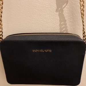 Michael Kors väska - Michael Kors väska i marinblå. Som en ny väska, använt ett fåtal gånger. Stl.24x16cm. 100% läder