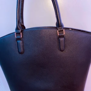 Svart handväska  - Dragkedjan funkar som vanligt och är nästa som helt ny