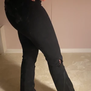 Svarta Bootcut jeans! - Snygga bootcut jeans! 🖤 Jätte sköna och snygga. Köparen står för frakten annars möts vi upp på söder😊
