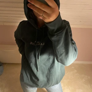 Grön hoodie  - Super skön mörk grön hoodie. As snygg med stor luva! Köparen står för frakt annars möts vi upp på söder 💚