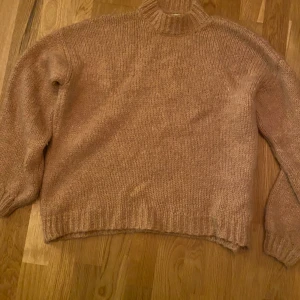 Tjocktröjan  - En skön tjocktröja som passar perfekt till hösten och vintern. Den är ifrån nakd och säljs för 150kr utan frakt. Storleken är s