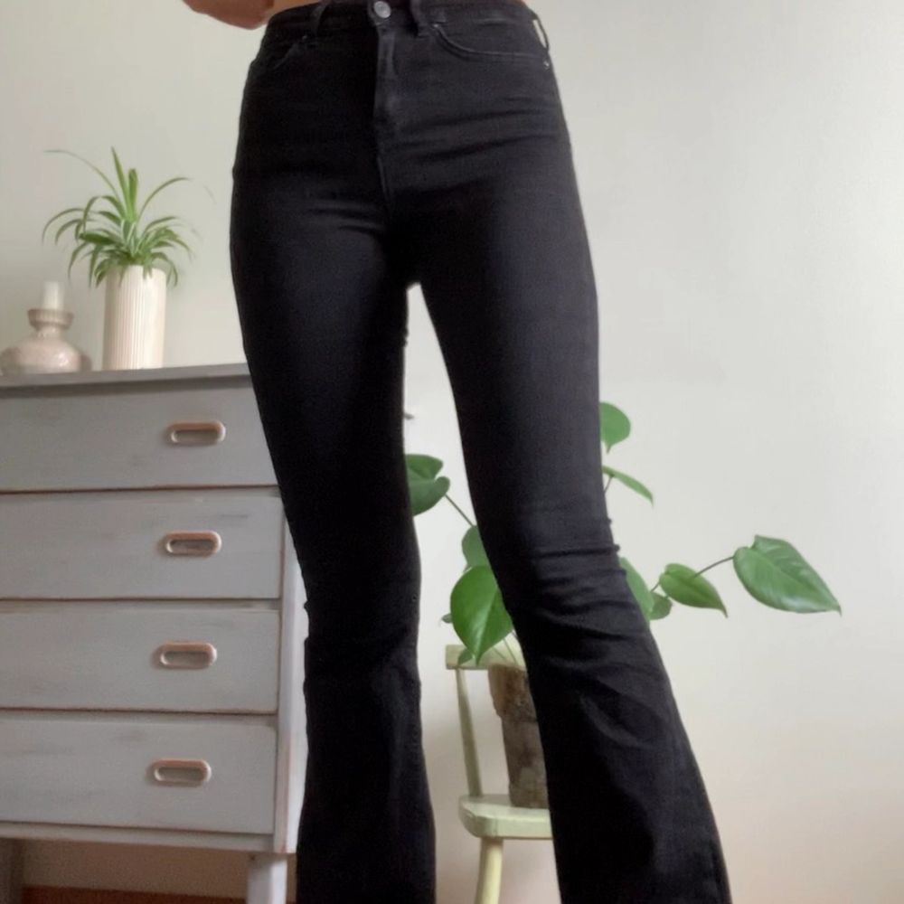 Snygga svarta bootcutjeans från Veromoda som jag tyvärr vuxit ur. Storlek XS. Jag är 1,67 m lång. Frakt tillkommer. 🥰🥰. Jeans & Byxor.