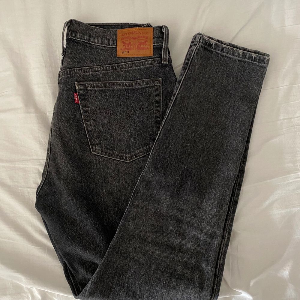 Säljer dessa washed grey/ black levis 501 i den slimmade modellen! Lite slitna, därav priset. Ny pris ca 1000kr. Priset är inklusive frakt 🚚 . Jeans & Byxor.