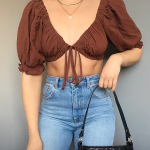 Topp med snörning fram  - En riktig favvotop med knytning/snörning fram som jag säljer pga har fler av samma! Endast använd på fotona! Storlek S. Frakt tillkommer