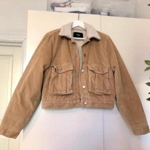 Beige Manchesterjacka från Bikbok  - En beige höstig manchesterjacka från Bikbok i storlek S, originalpris 600kr. Helfodrad med fluffigt material, så perfekt till hösten/vintern. Passar oversize på xs/s! Frakt kostar 60kr och är spårbar💞