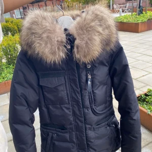 Hollies vinterjacka 36 svart LIVIGNO - Vinterjacka från märket Hollies. Modell Livigno. Endast använd 1 säsong så är i nyskick. Pälsen är jättefin, storlek 36. 