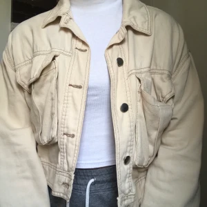 Jacka - Säljer denna snygga jacka från topshop, väldigt fin men använder inte längre, pris kan diskuteras! 