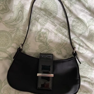 Väska - En enkel fin väska, inga extra fickor inuti