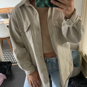 Skjortjacka - En beige skjortjacka som funkar både som skjorta över en liten topp eller som en jacka. Jättefin och skön. Säljer för 150kr plus frakt. Pågrund av att många har skrivit och visat intresse så kan det bli att man får buda💞💞