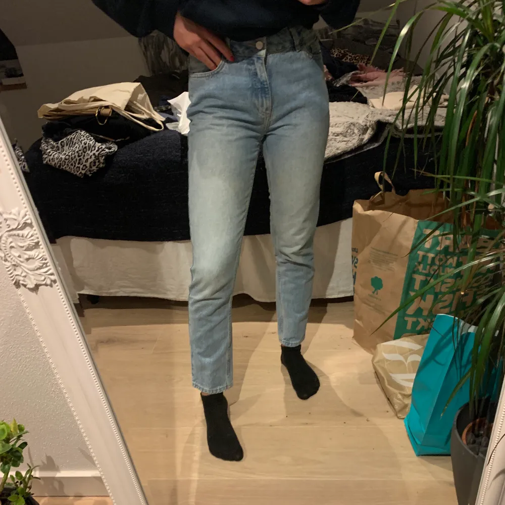 Lite raka jeans från nakd, supersnygg ljus färg. Storlek 36💕. Jeans & Byxor.