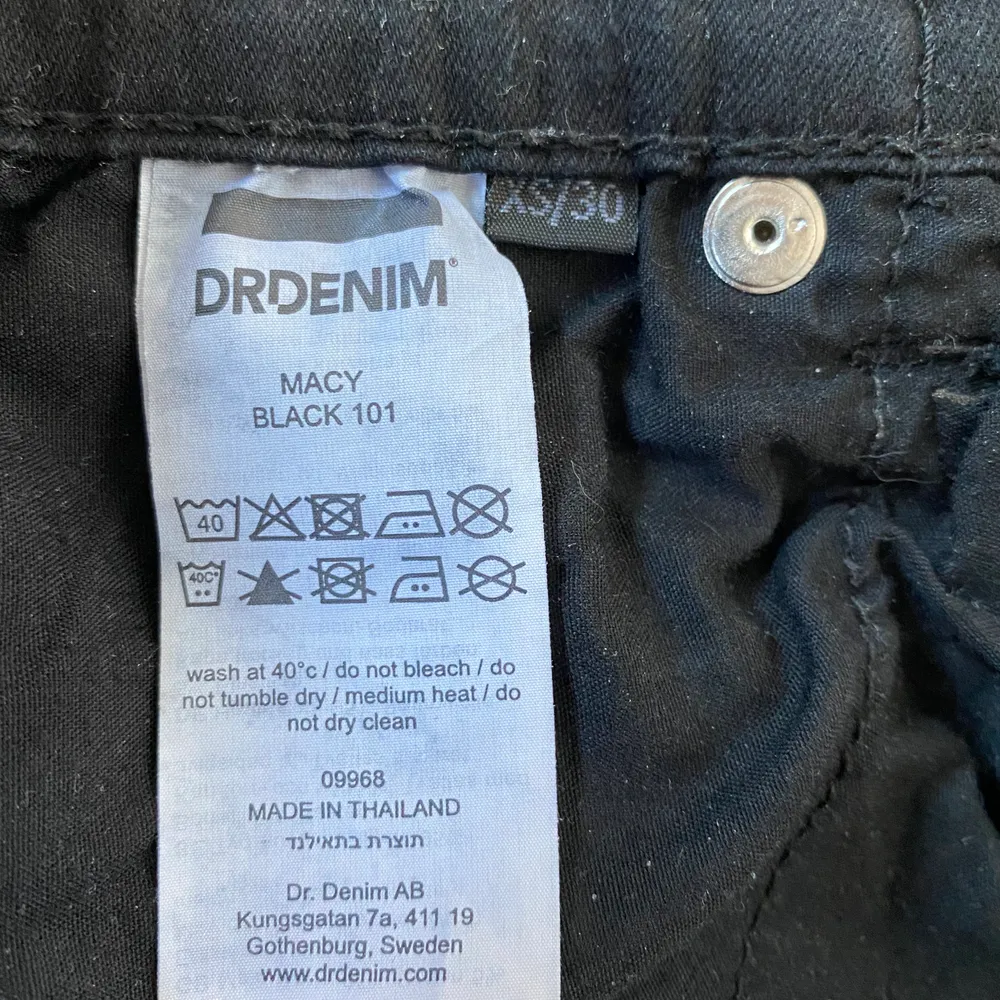 Svarta bootcut jeans från dr. Denim i modellen ”Macy”. Endast prövade! . Jeans & Byxor.