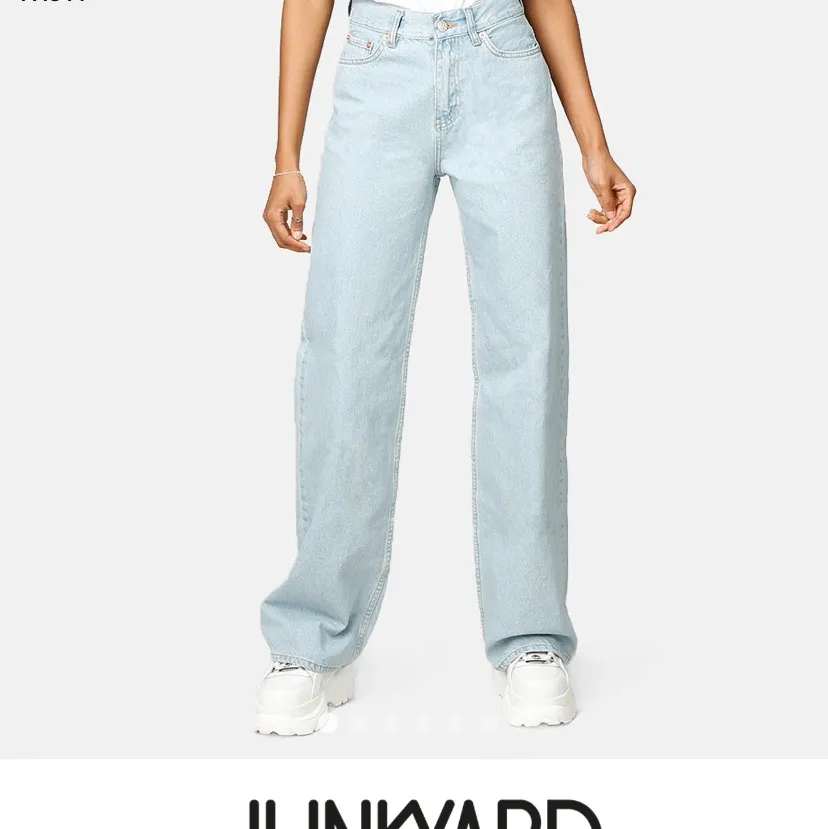 Säljer dessa fina jeans från junkyard! Har klippt upp dom lite men passar folk som är 160-175 cm långa. Dom är riktigt snygga men är behov av pengar så vill gärna sälja dom snabbt🙏. Jeans & Byxor.