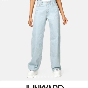 Junkyard  - Säljer dessa fina jeans från junkyard! Har klippt upp dom lite men passar folk som är 160-175 cm långa. Dom är riktigt snygga men är behov av pengar så vill gärna sälja dom snabbt🙏