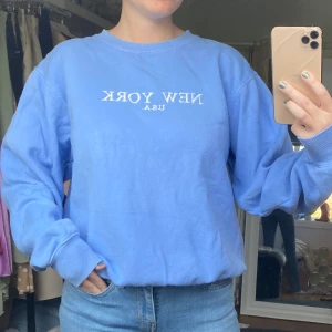 Vintage collegetröja  - Populär tröja från Brandy Melville i ljus blå❗️Superskön passform och är lose i modellen. Tröjan är one size, men jag är en storlek S, och den passar både större och mindre🧚🏼 skriv i dm vid intresse eller frågor💗💕 BUDA I KOMMENTARERNA‼️