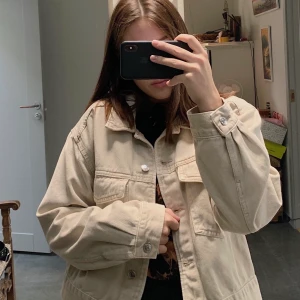 Snygg beige jacka - En fin vår/höst jacka i beige, perfekt med en hoodie eller sweatshirt under!! Stl L, därför jättesnygg som oversized på XS-M också🧡