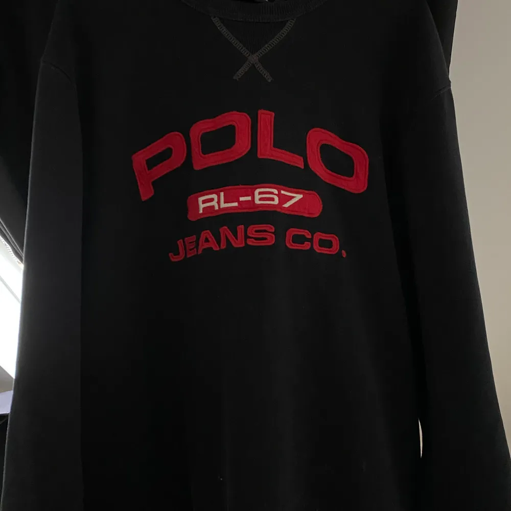 Säljer min unika Vintage Polo Ralph Lauren tröja som är köpt på Beyond Retro. Väldigt fin och mysig tröja som passar till det mesta. Hoodies.