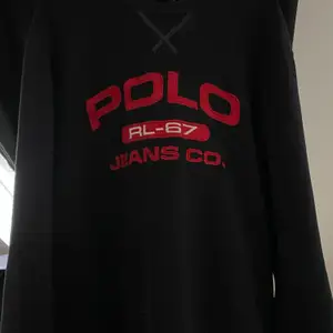 Säljer min unika Vintage Polo Ralph Lauren tröja som är köpt på Beyond Retro. Väldigt fin och mysig tröja som passar till det mesta