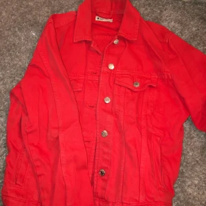 Jeansjacka röd - Från GinaTricot, använd 1 gång. Ligger tyvärr bara i garderoben. Som ny!