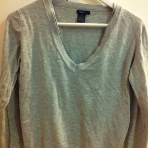  - Tröja från filippa k 
Är i storlek L men jag tycker den även sitter snyggt på S eller M med lite lösare passform
Grå