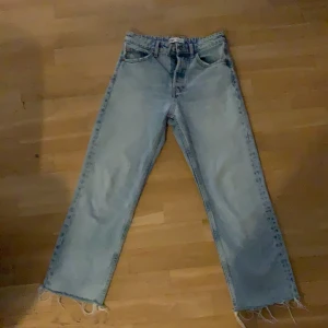 Zara byxor - Ett bara super fina zara byxor, har använt en gång. Sälj dom för att dom är lite stora på bredden( på mig). Priset går att diskutera💞