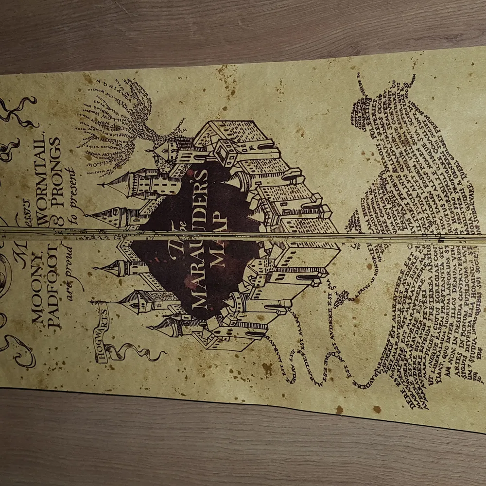 The Marauders Map från Harry Potter, köptes för några år sedan för 500 spänn men är i väldigt fint skick. Bara stått som en prydnad. Säljer för 200 + 63kr för Postnords spårbara frakt vilket jag tycker är säkrast. . Övrigt.