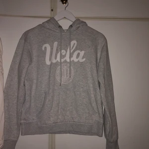 UCLA hoodie  - Jättefin hoodie från hm, storlek s och i fint skick 