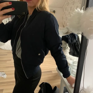 Bomberjacka - Säljer denna supersnygga marinblåa bomberjacka strl xs. Den är sparsamt använd så väldigt fint skick! Pris + frakt