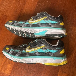 Nike P-6000, strl 40,5 - Nike sneakers P-6000, strl 40,5. Använda ett fåtal gånger! Riktigt bekväma! Säljes pga att jag har ett till likadant par, men med annan färg, som jag ÄLSKAR och har varje dag💖 nypris 800kr