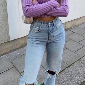 Gina 90’s jeans  - Säljer mina knappt använda Gina Jeans då de har blivit försmå. Skitsnygga jeans som sitter jättebra, observera att de är ganska stora i storleken så de var lagom för mig som vanligtvis är 36/38. Nypris 599 , buda från 350! 