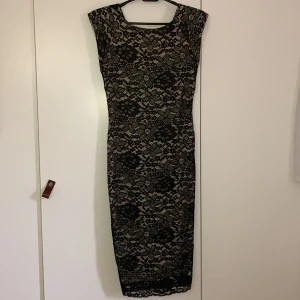 AX Paris stl.10/S Fin aftonklänning black/nude - Fin aftonklänning som har aldrig använts, sitter tjat på kroppen. 