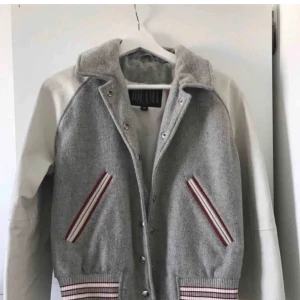 Baseballjacka  - Säljer nu denna jacka från jofama i den väldigt populära baseballstilen. Har inte kommit till användning och tänkte att någon annan kommer ha bättre användning för den. Säljaren står för frakt på 63kr!❤️💗