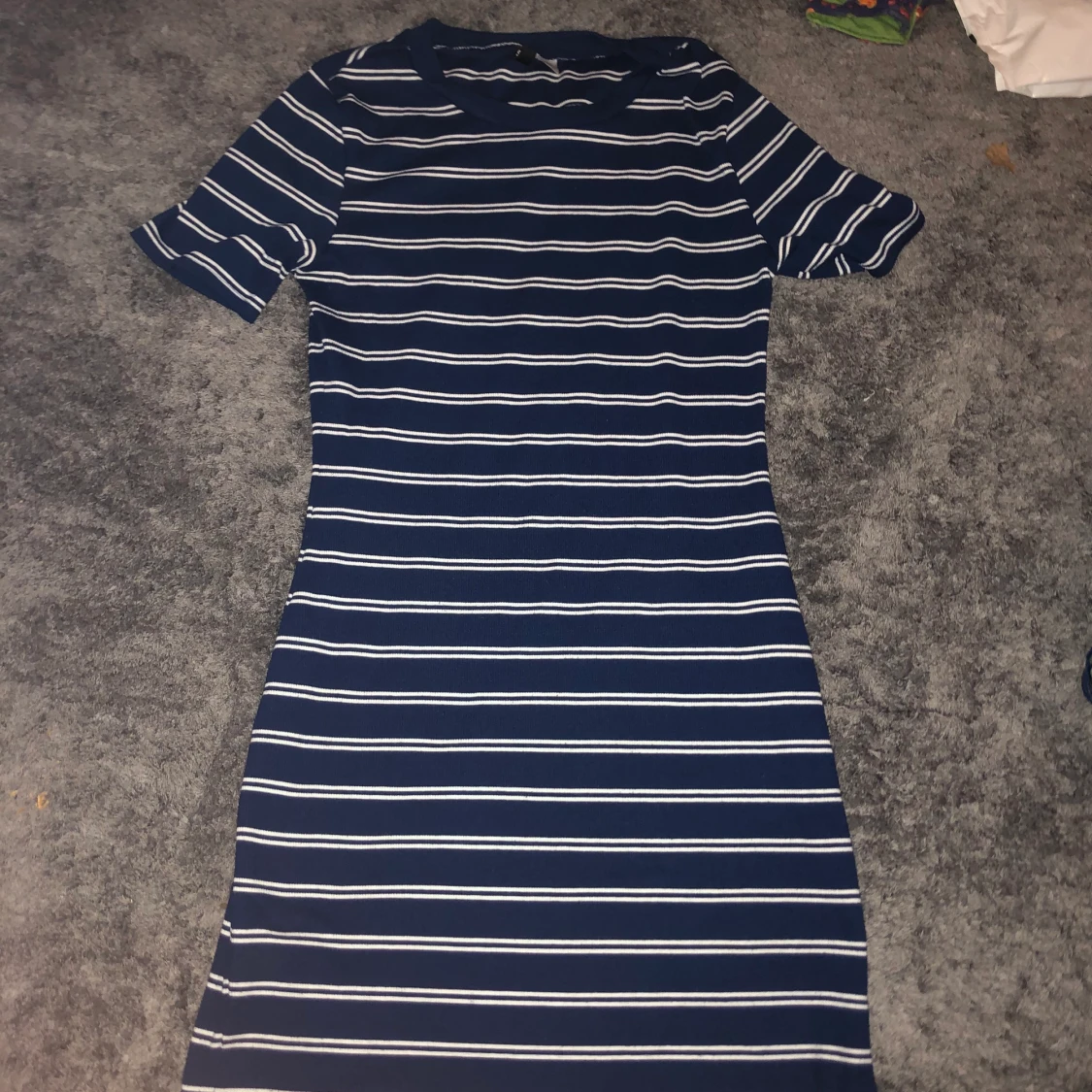 Marinblå vitrandig klänning  - 90