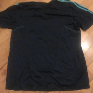 Adidas running L - Storlek large. Knappt använd. Nästan som ny