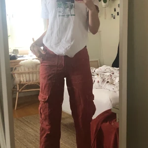 Skater jeans  - Ascoola skate jeans från Urban Outfitters! De har vita sömmar. Säljer för att de aldrig använts. Det finns inga defekter! Jag är 173 cm. De är köpta för 600 och priset jag säljer för  kan diskuteras💕