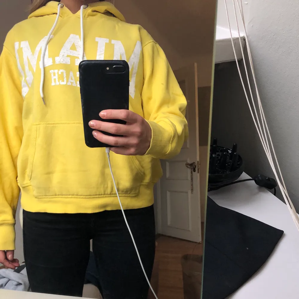 Skön, snygg gul hoodie. Ganska stor på mig, som är 163, men det kan vara väldigt skönt. Köpt för 200 kr, säljer för 50 kr. Med tryck där det står MIAMI BEACH. . Hoodies.