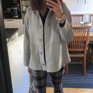 Jacka från Weekday - Säljer min jättesnygga jacka från weekday nypris:700kr