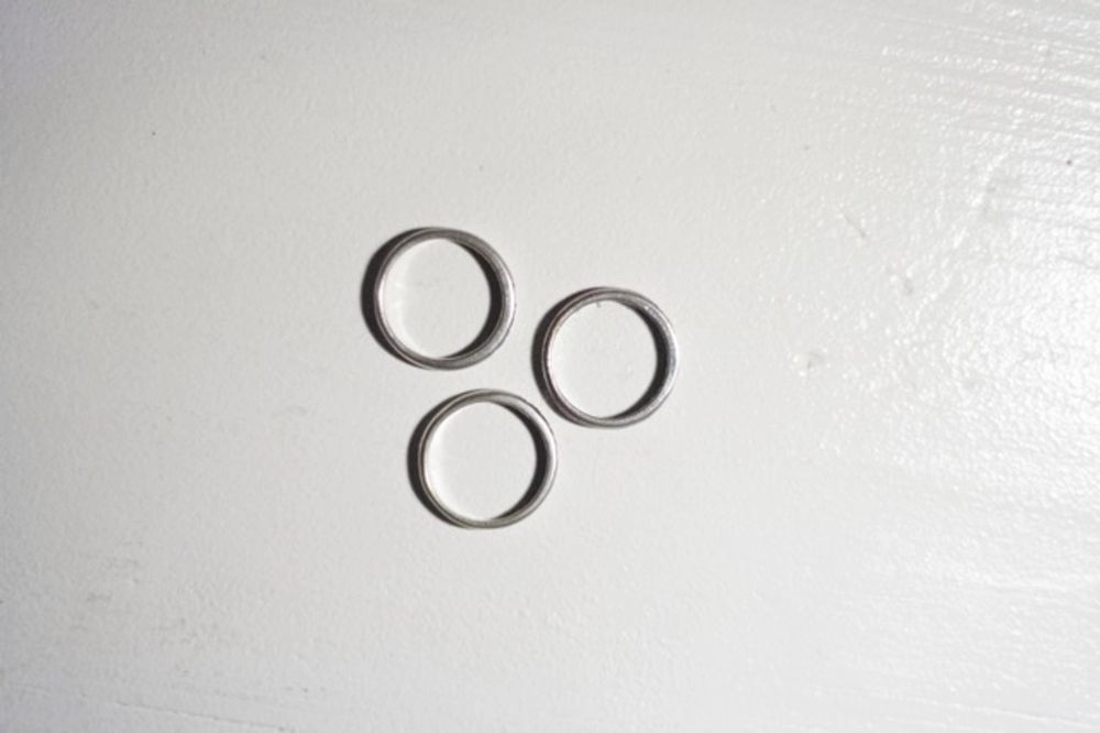 Silvrigt ring set, det står love hope faith med svart text och de är rundade.
Bara att fråga om ni undrar något!
Kan mötas upp på söder
Frakt 25kr. Accessoarer.