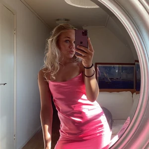 Klänning - Säljer denna superfina sidenklänningen från Zara, använd 1 gång. Säljer då den känns lite liten på mig så jag kan byta om någon har en annan sidenklänning. Storlek: S, Nypris: 400, mitt pris: 200kr + frakt.