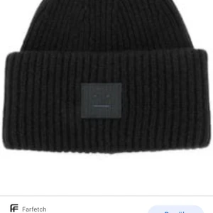 Söker acne mössa - Söker en acne mössa, helst i vit eller svart för inte allt för dyrt pris max typ 700 kr