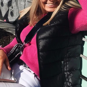 Rosa stickad tröja - Säljer en rosa stickad tröja i storlek xs men passar xs-M. Säljs för 60kr+frakt