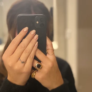 Silvrig Maria Nilsdotter ”Claw”  ring - Från Maria Nilsdotter. Knappt använd!! Säljer pga fel färg, använder mest guld. Finns mer info om ringen på Maria Nilsdotter hemsida 💖 Men den är i oxiderat silver. På hemsidan kostar ringen 1695 kr (lägger ut igen pga köparen som inte svarade tyvärr) :)