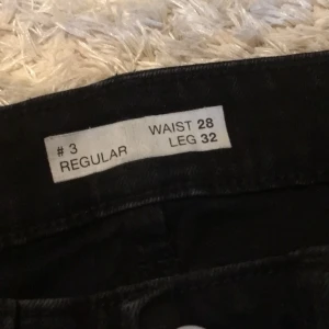 Svarta mansjeans från Cubus  - Svarta jeans, stl 28 i midja och 32 i längd. Skönt material och dragkedjegylf. Knappt använda! Säljer då de är alldeles för stora i midjan för mig. Kostar 150kr plus frakt 70kr, sammanlagt 220kr.