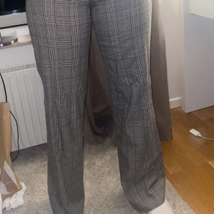 Rutiga kostymbyxor  - Säljer ett år knappt oanvända rutiga kostymbyxor som passar perfekt till hösten! Frakt ingår inte i priset.