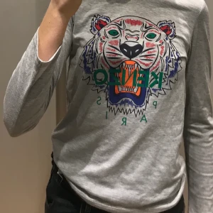 Kenzo tröja! - Kenzo tröja köpt för två år sedan men har inte använts så mycket! Jätte fin tiger och säljes på grund av att min stil har ändrats på sistone.