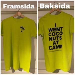 T-shirt från Coconut Camp, mycket fint skick. Finns i Västerås, annars står köparen för frakt.