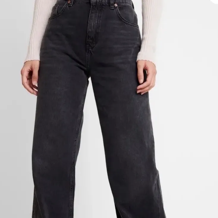 Svarta raka och trendiga jeans för tjejer strl W24 men skulle säga att den passar strl 34. Nya och perfekt skick men säljs pga har likadana. Sitter tightare bak och fram men går rakare längre ner. Köparen står för frakt💕. Jeans & Byxor.
