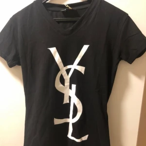 T-shirt - Storlek M, prislapp kvar. Kopia